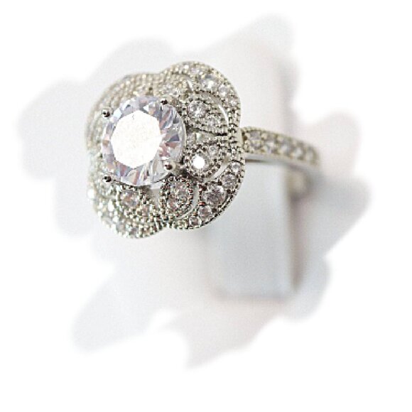 Exquisite Vintage Style Flower Zircon Ring. - Picture 1 of 7